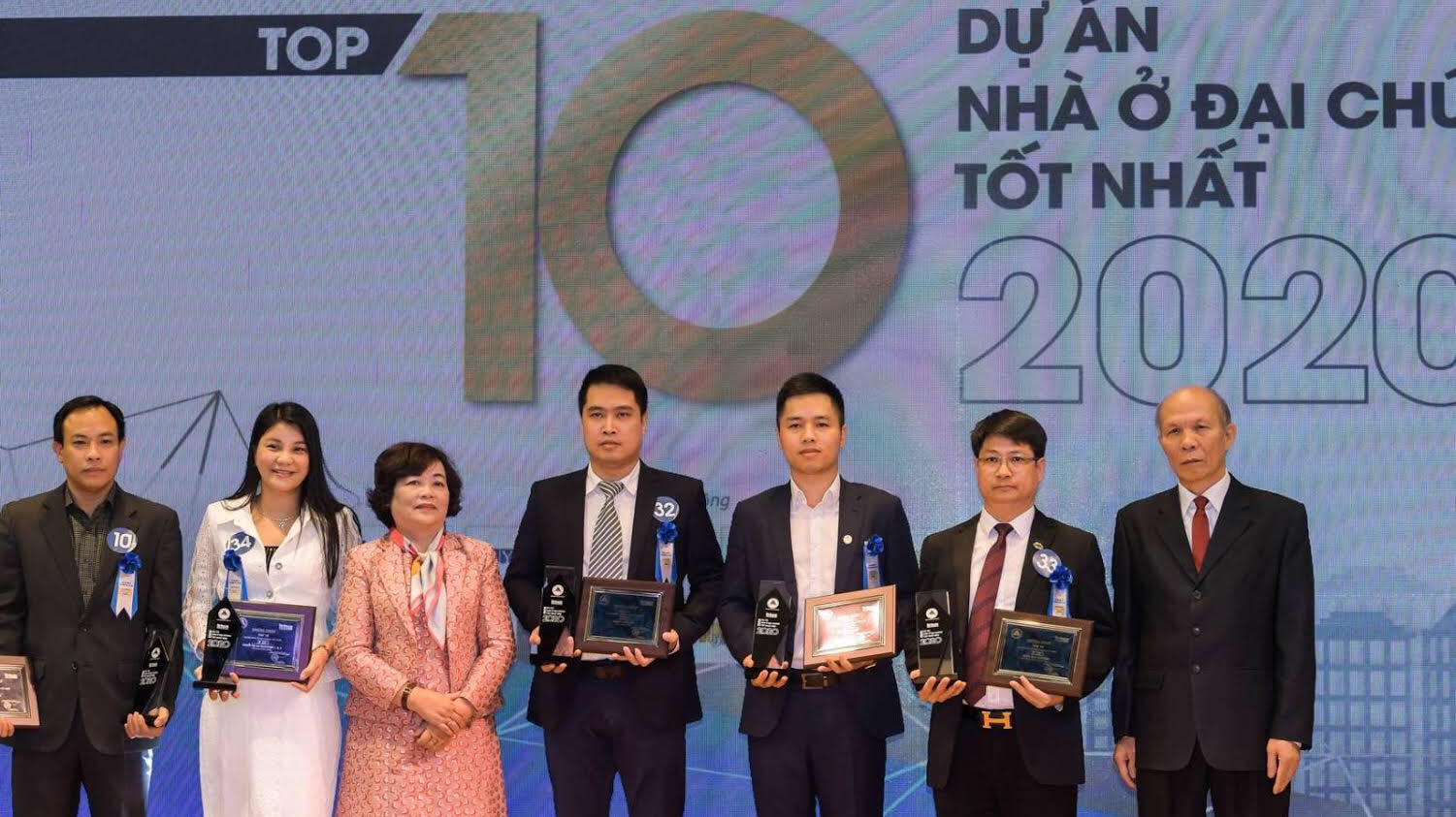 Ông Phạm Hải Đăng - Phó Tổng Giám đốc đại diện Tập đoàn GFS đứng thứ 3 từ phải sang, nhận vinh danh Dự án Five Star Garden - Top 10 Dự án nhà ở đại chúng tốt nhất năm 2020.