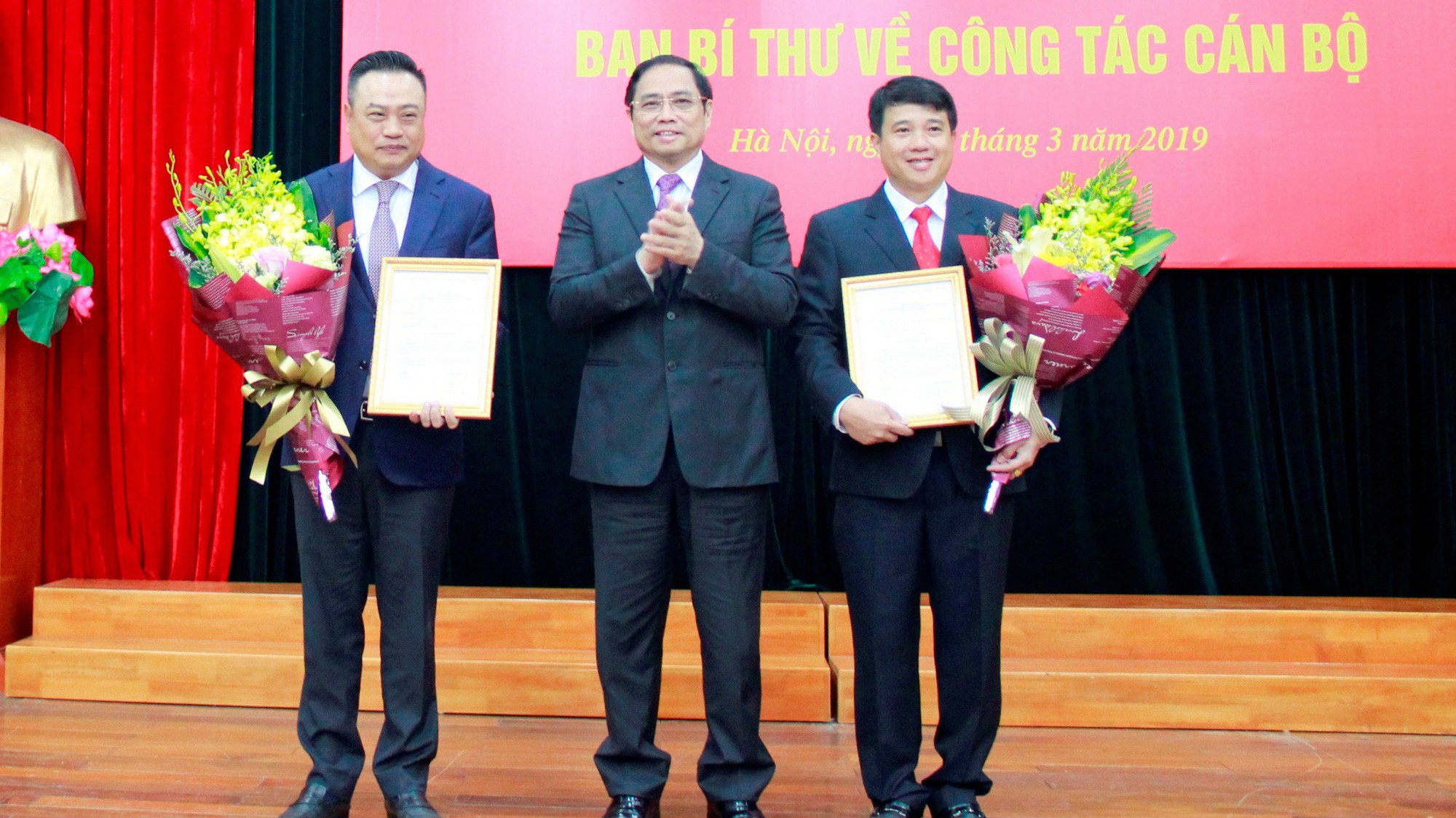 Ông Y Thanh Hà Niê Kđăm (ngoài cùng bên phải) Bí thư Thành ủy Buôn Ma Thuột, tỉnh Đắk Lắk giữ chức vụ Bí thư Đảng ủy Khối doanh nghiệp Trung ương nhiệm kỳ 2015- 2020.