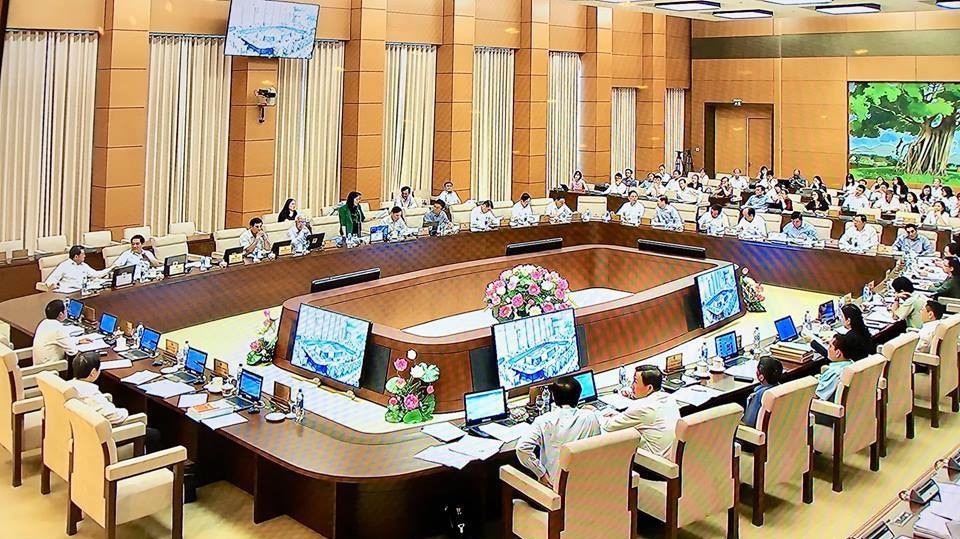 Uỷ ban Thường vụ Quốc hội cho ý kiến về báo cáo tổng hợp của Chính phủ, cơ quan và cá nhân có liên quan về việc thực hiện nghị quyết của Quốc hội về giám sát chuyên đề và chất vấn tại kỳ họp, kết luận của Ủy ban Thường vụ Quốc hội về chất vấn tại phiên họp. 