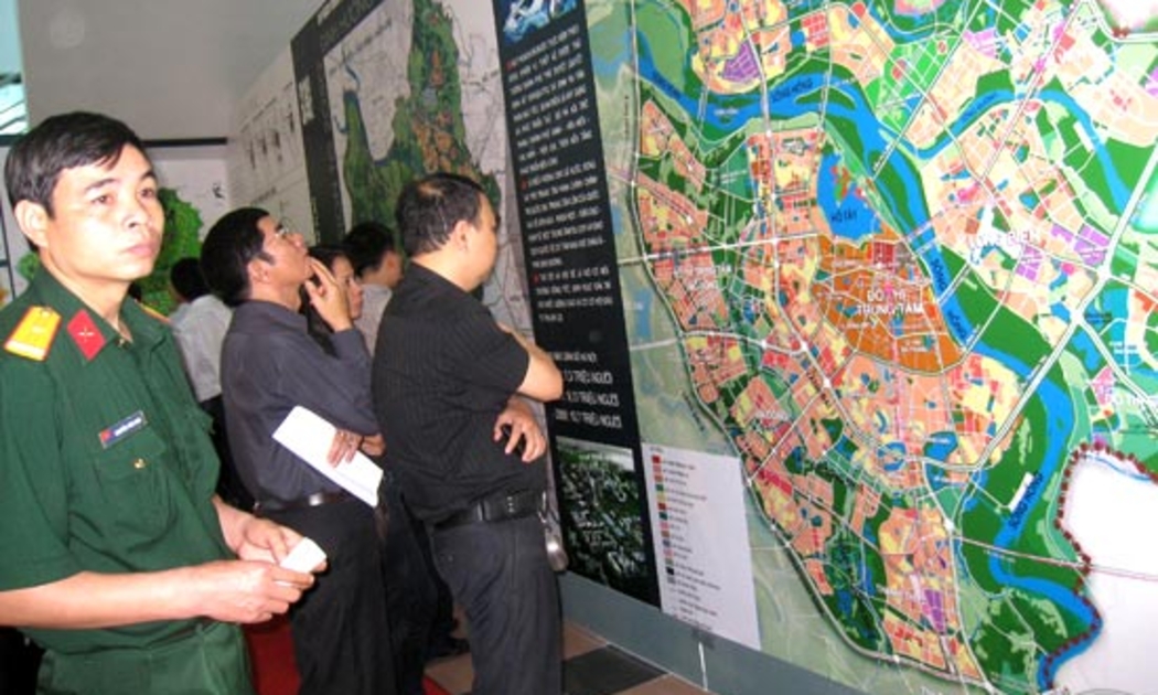 Các tầng lớp nhân dân đến tham quan, cho ý kiến về đồ án quy hoạch chung Thủ đô - Ảnh: Từ Nguyên.