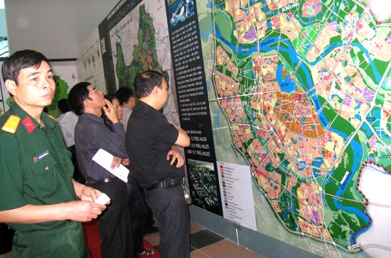 Các tầng lớp nhân dân đến tham quan, cho ý kiến về đồ án quy hoạch chung Thủ đô - Ảnh: Từ Nguyên.