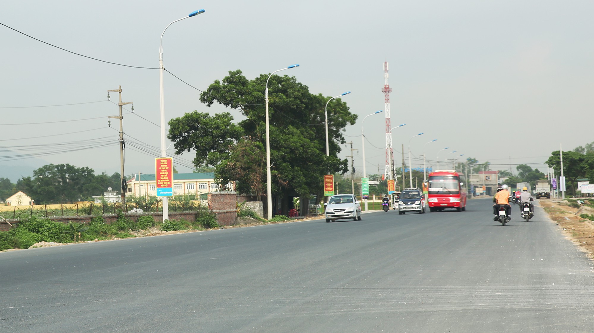 Quốc lộ 18A đã quá tải, gây ách tắc và tiềm ẩn nhiều nguy cơ gây tai nạn giao thông.