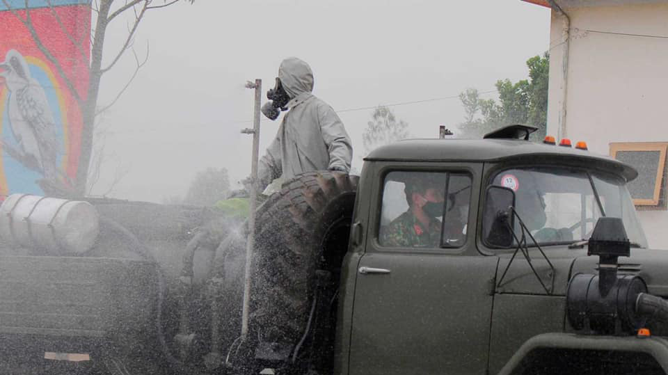 Binh chủng hóa học phun khử khuẩn tại ổ dịch ở Quảng Ninh. Ảnh - Bộ Y tế. 