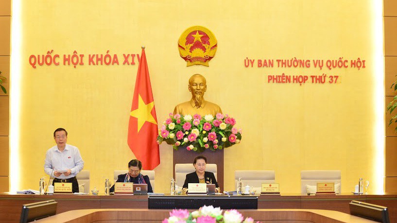 Phó chủ tịch Quốc hội Phùng Quốc Hiển điều hành phiên thảo luận - Ảnh: Quang Phúc.