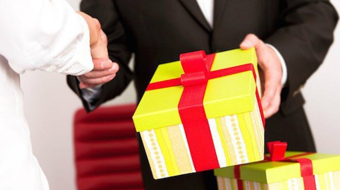 Chính phủ cho biết, trong năm 2019 có 6 cá nhân đã nộp lại quà tặng theo quy định với tổng giá trị là 182 triệu đồng.