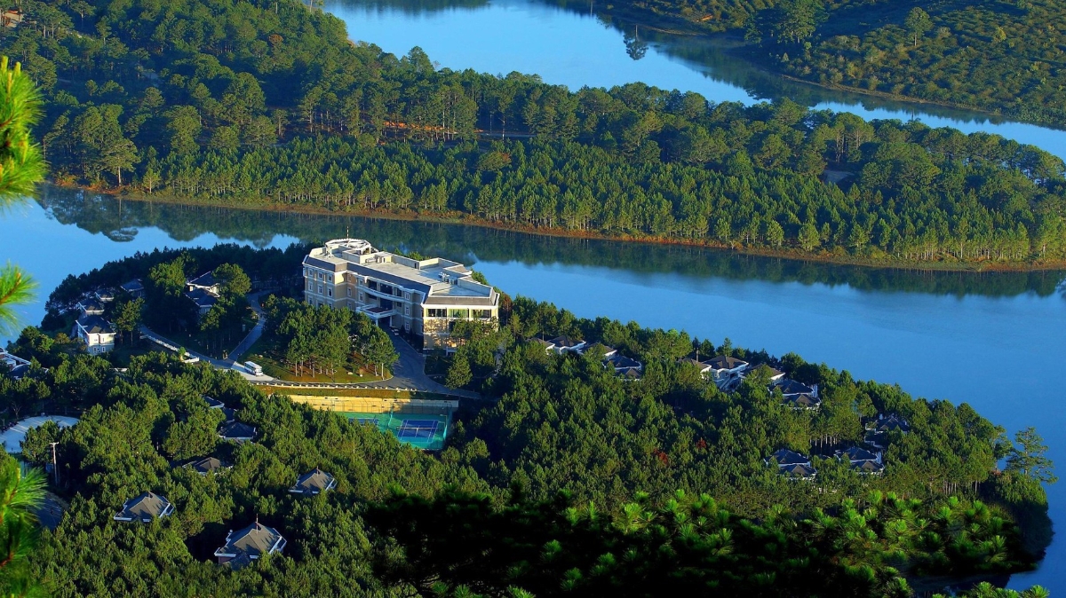 Dừng chân tại Dalat Edensee dịp Tết, khu nghỉ dưỡng này đã được trang trí với mai vàng và cành đào đỏ, khách hàng sẽ được tận hưởng không khí Tết cổ truyền ngay tại đây.