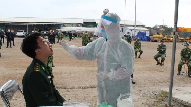 Quảng Ninh tăng tốc lấy mẫu xét nghiệm các trường hợp liên quan ca bệnh. Ảnh - Đình Anh. 