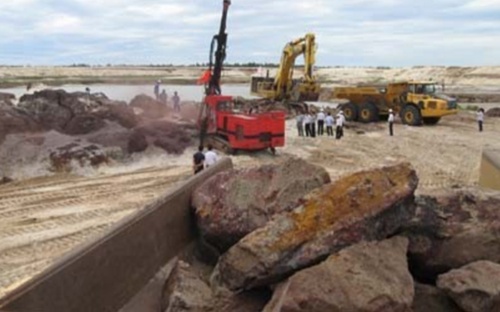 Dự án khai hác quặng sắt Thạch Khê đang gặp phải nhiều ý kiến trái chiều.&nbsp;