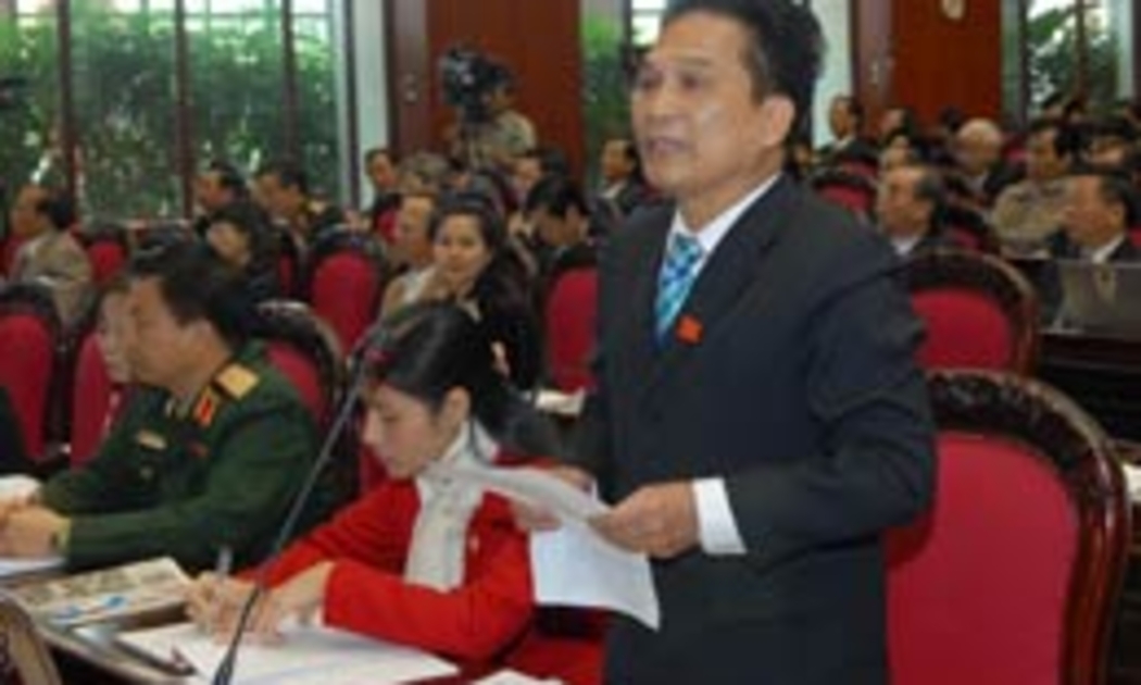 Đại biểu Vũ Quang Hải chất vấn Bộ trưởng Vũ Huy Hoàng - Ảnh: TTXVN.