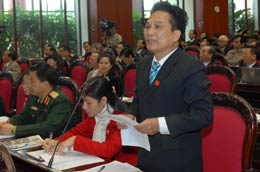 Đại biểu Vũ Quang Hải chất vấn Bộ trưởng Vũ Huy Hoàng - Ảnh: TTXVN.