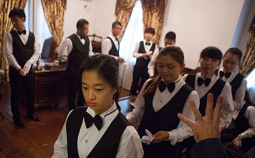 Cũng giống như sở hữu xe hơi Ferrari hay túi xách Birkin, việc có một người quản gia cao cấp đang trở thành nhu cầu thời thượng trong giới siêu giàu Trung Quốc - Ảnh: GettyImages.<br>