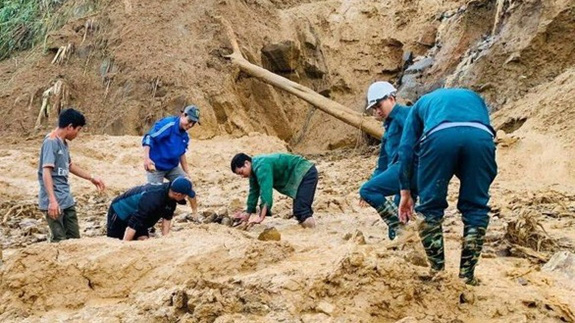 Lực lượng chức năng đang tìm kiếm nạn nhân trong vụ sạt lở tại Quảng Nam.