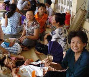 Luật Khám bệnh - Chữa bệnh được kỳ vọng sẽ giảm tải cho các bệnh viện công.