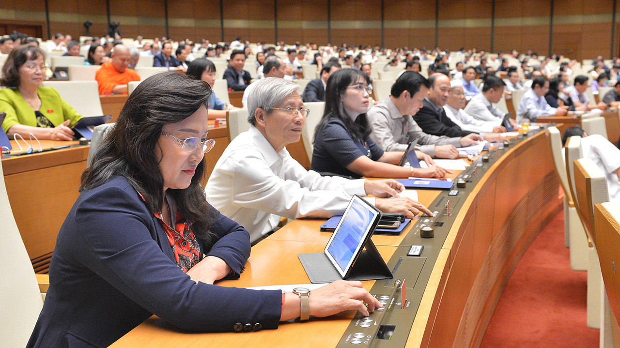 Quốc hội biểu quyết thông qua Luật Người Việt Nam đi làm việc ở nước ngoài theo hợp đồng (sửa đổi) - Ảnh: Quochoi.vn