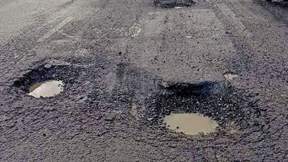 Nhiều đoạn mặt đường trên Quốc lộ 1 đoạn qua tỉnh Phú Yên bong tróc, xuất hiện nhiều "ổ gà, ổ voi" gây mất an toàn giao thông.