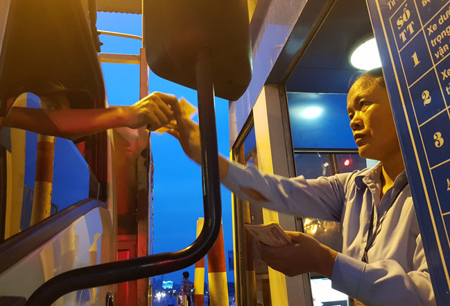 Người dân dùng tiền lẻ trả phí tại trạm BOT quốc lộ 5.