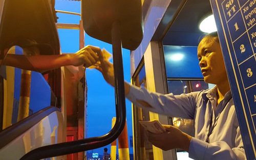 Tài xế trả tiền lẻ qua quốc lộ 5.&nbsp;