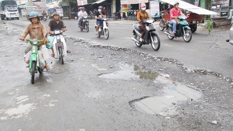 Quốc lộ 53 nhiều đoạn hư hỏng mất an toàn giao thông.