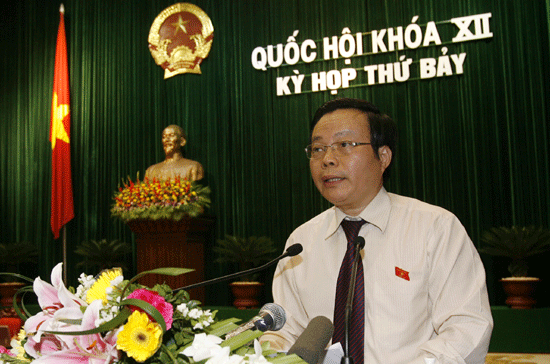 Chủ nhiệm Ủy ban Tài chính - Ngân sách Phùng Quốc Hiển báo cáo giải trình tiếp thu dự án Luật Thuế sử dụng đất phi nông nghiệp- Ảnh: TTXVN.