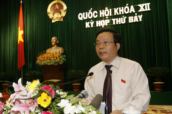 Chủ nhiệm Ủy ban Tài chính - Ngân sách Phùng Quốc Hiển báo cáo thẩm tra quyết toán ngân sách trước Quốc hội - Ảnh: TTXVN.