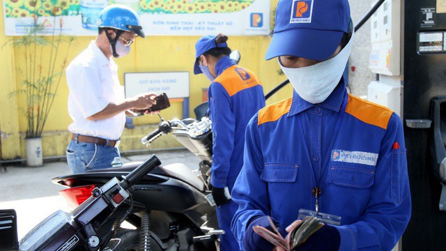 Giá xăng dầu giảm mạnh.