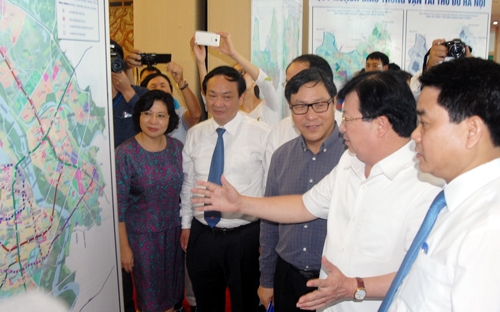 Thành phố sẽ xây dựng mạng lưới đường bộ đối ngoại của Thủ đô với các 
tuyến đường cao tốc từ 4 - 8 làn xe, song hành với các quốc lộ có lưu 
lượng lớn.