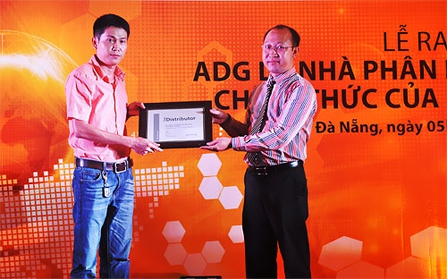 Đại diện Dell Việt Nam trao chứng nhận cho Giám đốc phụ trách bán hàng của ADG Distribution, chi nhánh Đà Nẵng.