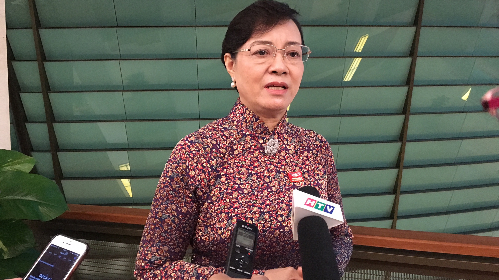 Đại biểu Nguyên Thị Quyết Tâm trao đổi với báo chí bên hành lang Quốc hội.