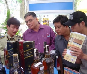 Một triển lãm về "Hàng giả - hàng thật và sở hữu trí tuệ" nằm trong chương trình ECAP II tổ chức vào 11/2006 tại Tp.HCM.