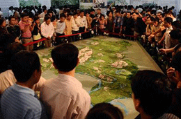 Trung tâm triển lãm Vân Hồ luôn chật cứng người xem trong suốt thời gian diễn ra triển lãm – lấy ý kiến nhân dân về đồ án quy hoạch chung Thủ đô.