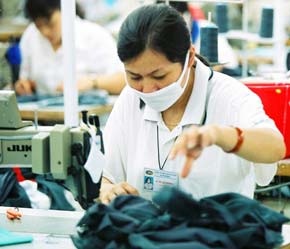 Trong tám tháng đầu năm, xuất khẩu hàng dệt may đạt 5 tỷ USD (tăng 29,6 so với cùng kỳ) - Ảnh: Việt Tuấn.