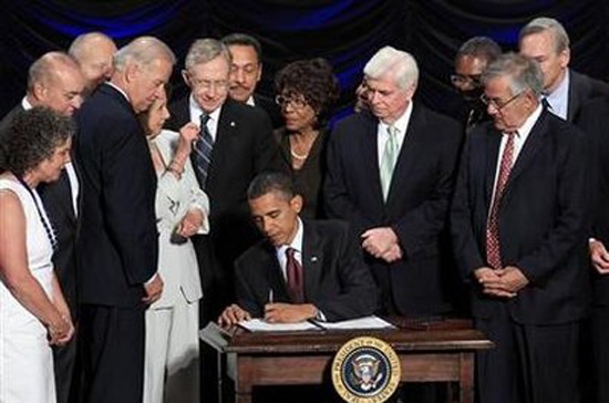 Tổng thống Mỹ Obama ký thành luật kế hoạch cải tổ Phố Wall - Ảnh: Reuters.