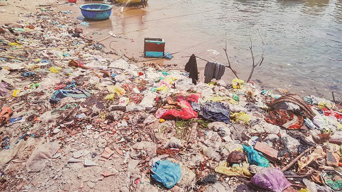 Rác thải ở ven biển Việt Nam. 