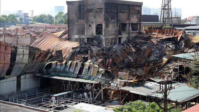 Sự cố cháy nhà máy Rạng Đông gây ô nhiễm môi trường. Ảnh - TTXVN. 