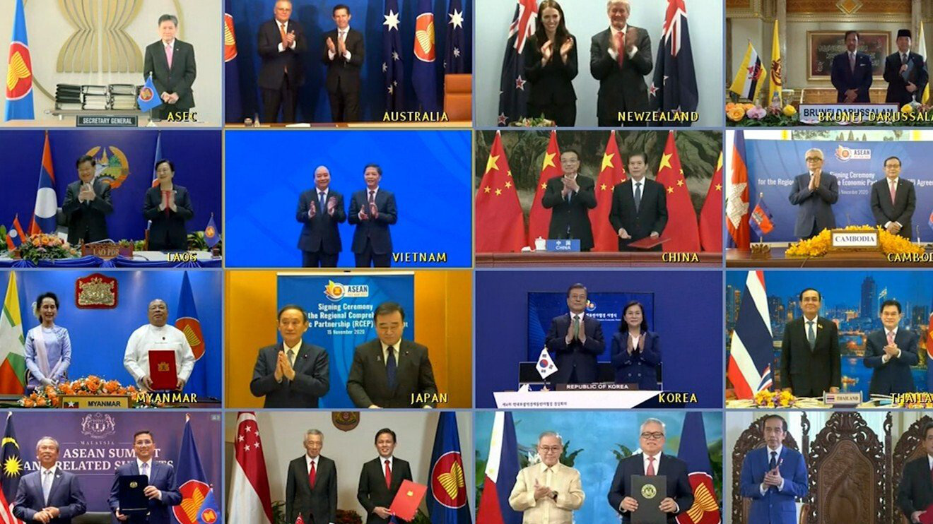 Lãnh đạo và bộ thưởng thương mại của 15 quốc gia châu Á Thái Bình Dương chụp ảnh trực tuyến sau khi ký kết RCEP ngày 15/11 - Ảnh: EPA