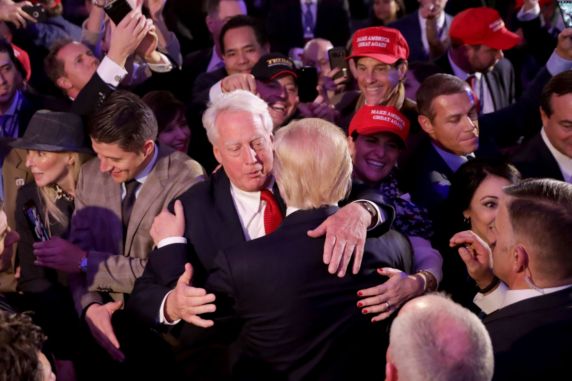 Ông Trump ôm em trai Robert Trump để ăn mừng chiến thắng vào đêm bầu cử 8/11/2016 tại khách sạn New York Hilton Midtown. Robert Trump vừa qua đời vào tháng 8/2020 ở tuổi 71 - Ảnh: AP.