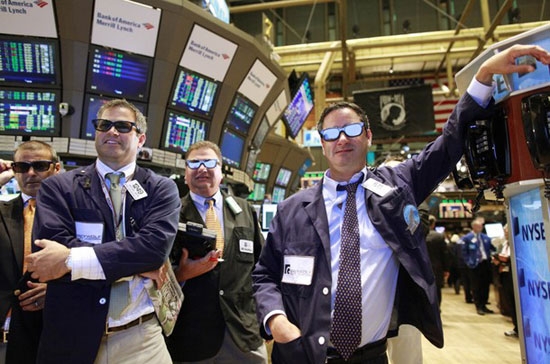 Trong suốt tuần, Phố Wall hết tăng lại giảm do bị tác động bởi sự đan xen giữa một bên là các báo cáo kinh doanh lạc quan và một bên là số liệu kinh tế yếu kém - Ảnh: Reuters.