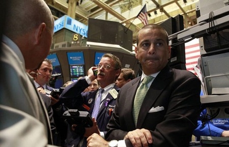 Nhà đầu tư tiếp tục lo lắng về khủng hoảng nợ châu Âu và số liệu kinh tế yếu kém của Mỹ.