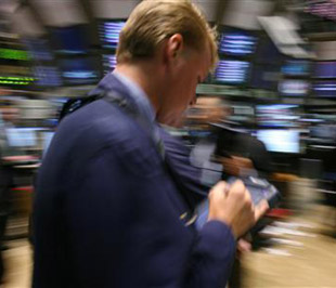 Chứng khoán Mỹ đã giảm điểm hôm thứ Ba do tâm lý thận trọng của giới đầu tư trước thời điểm công bố kết quả kiểm tra 19 ngân hàng - Ảnh: Reuters.