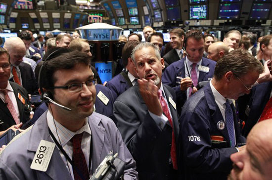 Nhà đầu tư chứng khoán Mỹ mừng vui trước các số liệu về hoạt động sản xuất của nền kinh tế đầu tàu - Ảnh: Reuters.