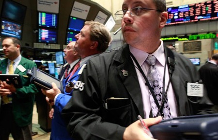 Phiên giao dịch cuối cùng của tháng 5, chứng khoán Mỹ tiếp tục giảm điểm nhưng biên độ đã được rút ngắn - Ảnh: Reuters.