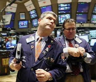 Chứng khoán Mỹ đã giảm điểm hôm thứ Hai sau khi American Express cho biết số lượng các chủ thẻ tín dụng vỡ nợ đang gia tăng mạnh - Ảnh: Reuters. 