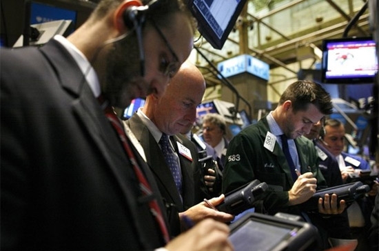 Mở cửa với mức giảm hơn 0,3% giá trị, xu hướng chung của ba chỉ số trong cả ngày giao dịch cũng không tích cực hơn - Ảnh: Reuters.