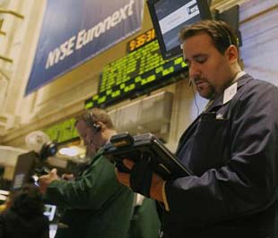  Chứng khoán Mỹ đã tăng điểm nhờ thông tin tích cực hơn đến từ thị trường nhà đất - Ảnh: Reuters.