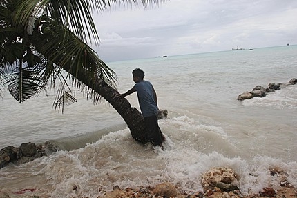 Nước biển dâng cao 1m sẽ làm giảm 2% GDP của các quốc gia khu vực Đông Á do thiếu nước ngọt; hoạt động trong lĩnh vực nông nghiệp ngư nghiệp và hoạt động du lịch bị ảnh hưởng.