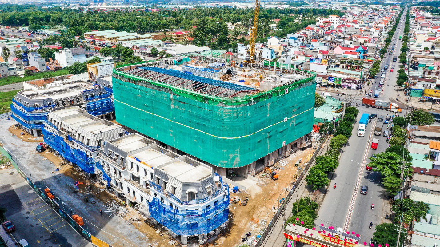 Hiện tại Vincom Plaza Dĩ An đã xây đến tầng 6, chuẩn bị cất nóc.