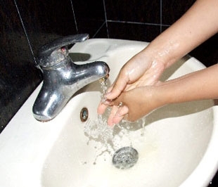 Theo khuyến cáo của Bộ Y tế, để phòng chống cúm A/H1N1 người dân cần thường xuyên rửa tay bằng xà phòng, dung dịch sát khuẩn, vệ sinh môi trường, thông thoáng nơi ở, nơi làm việc, lau chùi bề mặt, đồ dùng, vật dụng sinh hoạt bằng các hóa chất sát khuẩn thông thường.