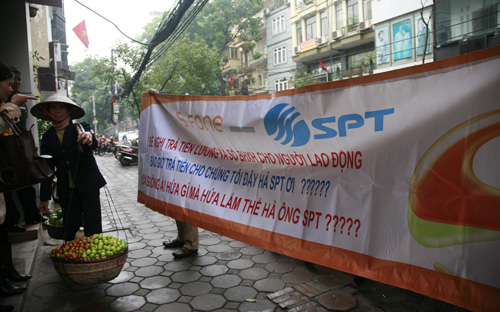 Hình ảnh nhân viên treo biểu ngữ đòi lãnh đạo SPT trả nợ lương, bảo hiểm xã hội, trợ cấp thất nghiệp… cách đây 4 năm.<br>