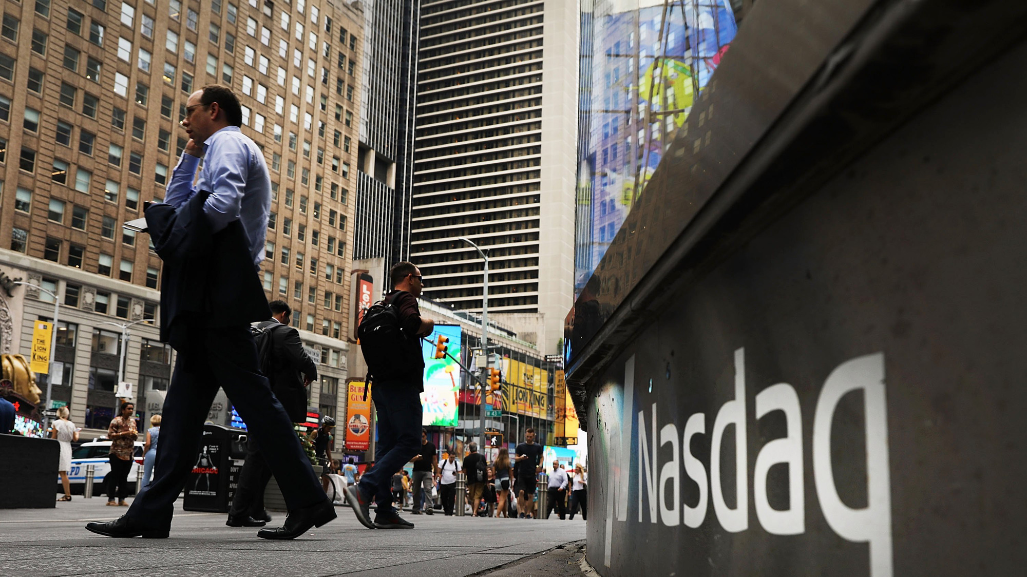 4 cổ phiếu Apple, Microsoft, Alphabet và Amazon góp phần giúp chỉ số Nasdaq tăng 325% trong thập niên 2010 - Ảnh: AP.