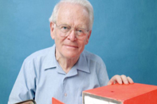Ông David Warren.